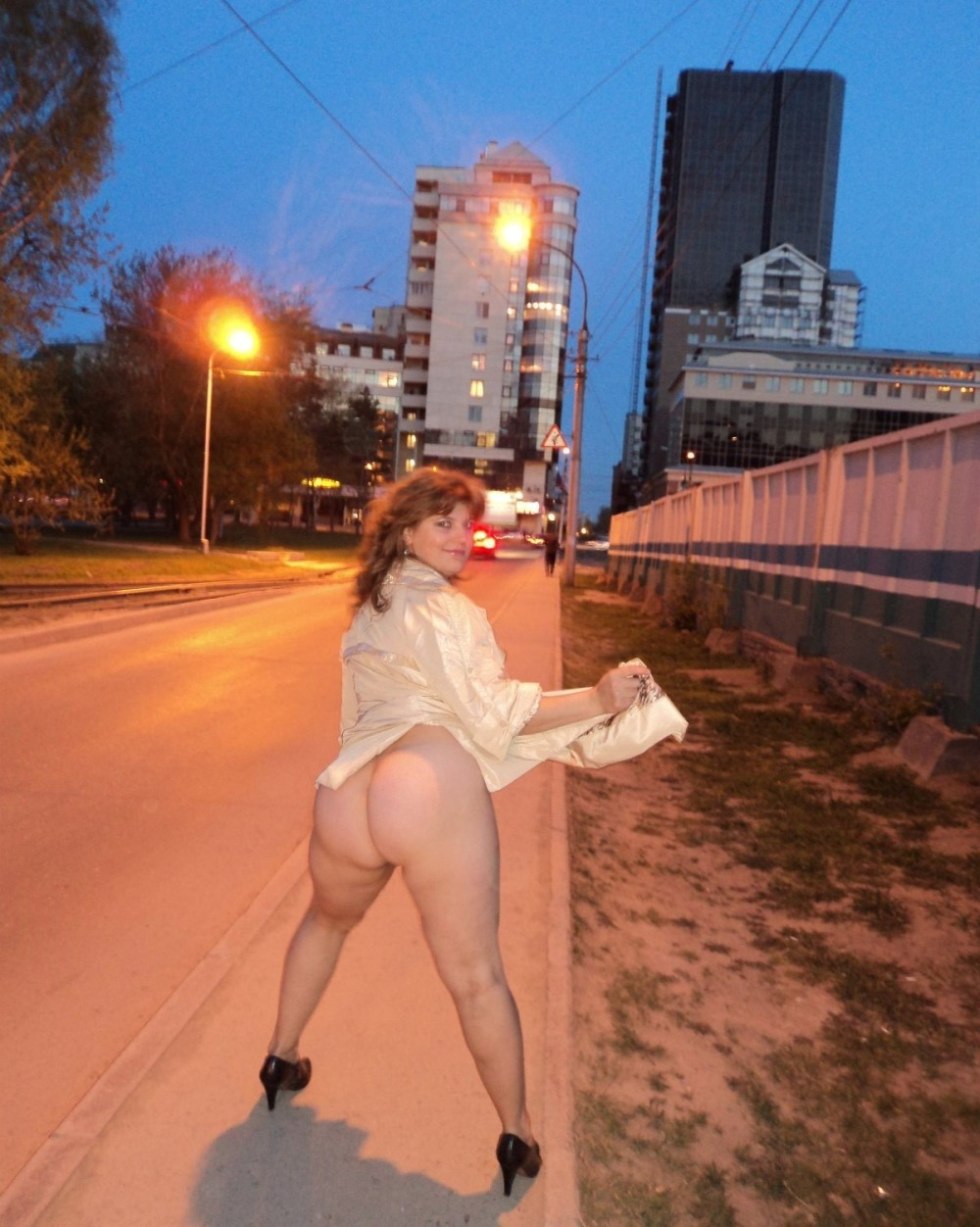 Pyshki without panties on the street