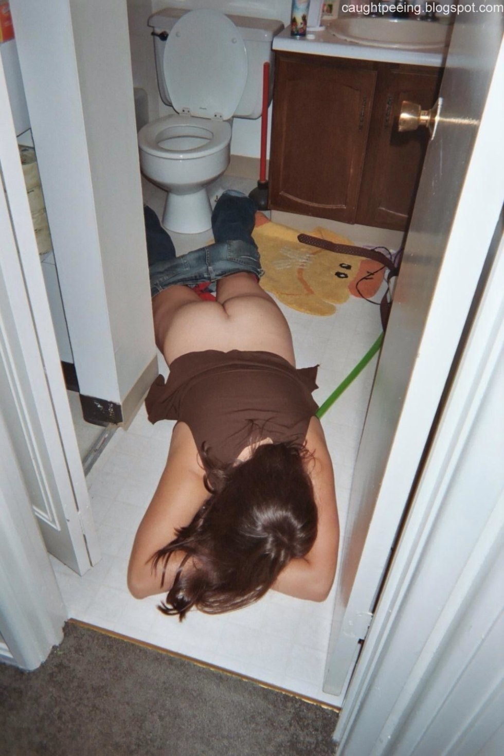 Drunk girls in Nude's apartment