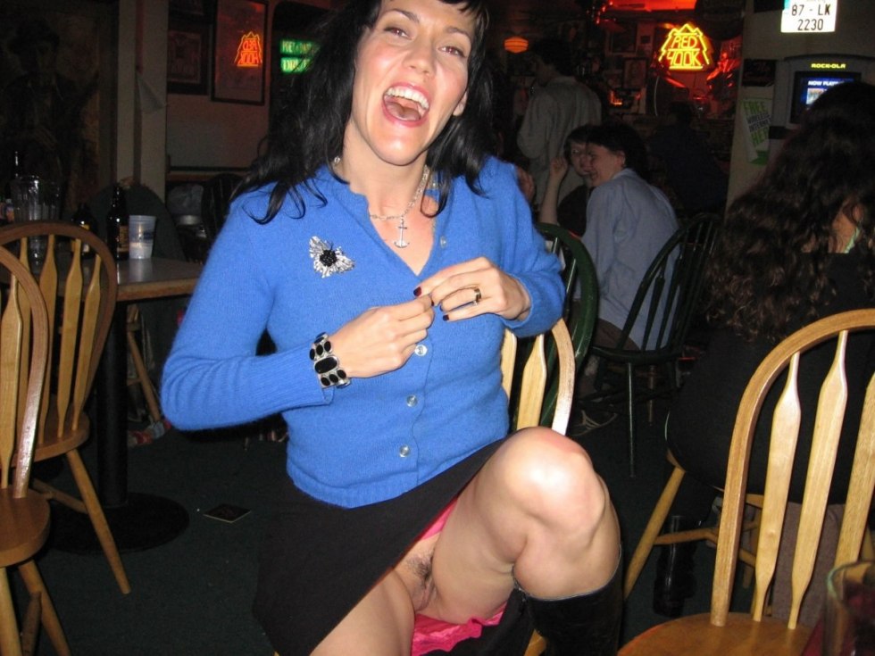 Mature without panties under the skirt