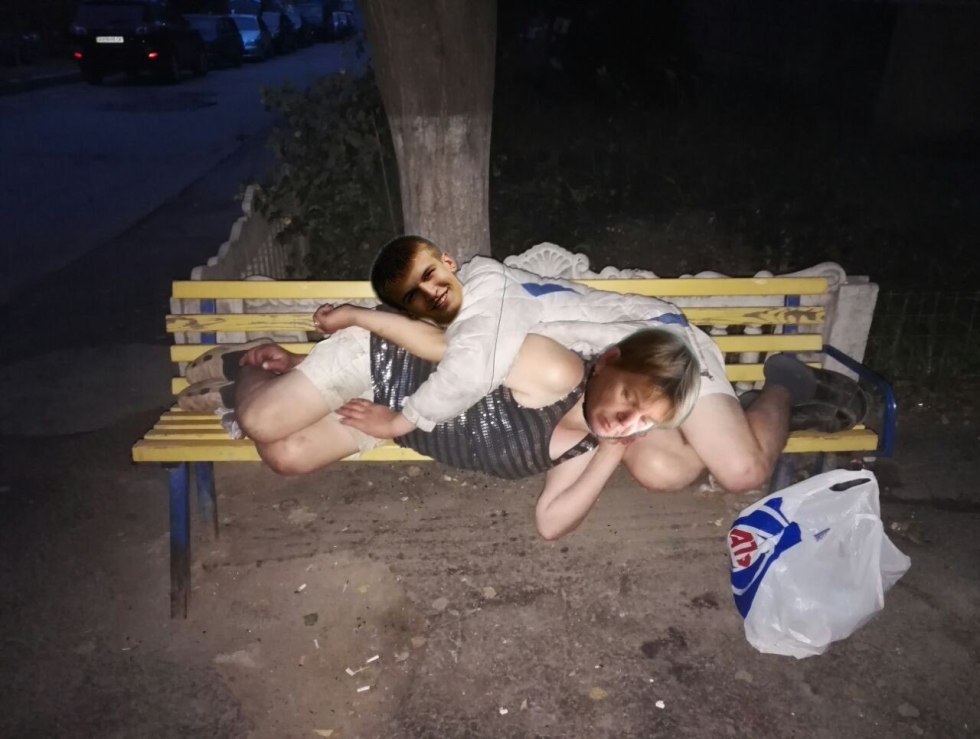 Separate a drunk woman on the street