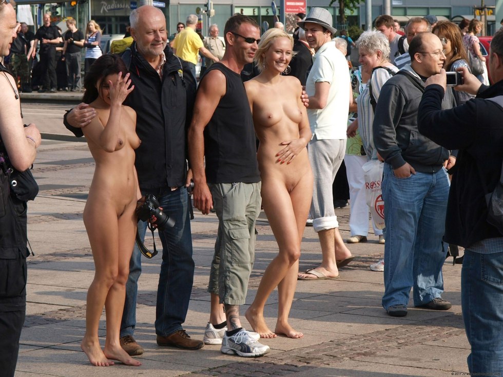 Naked in public France