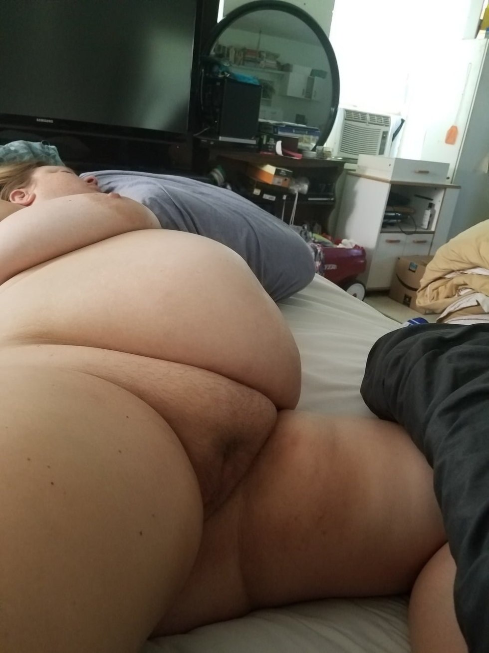 The fat woman sleeps without panties