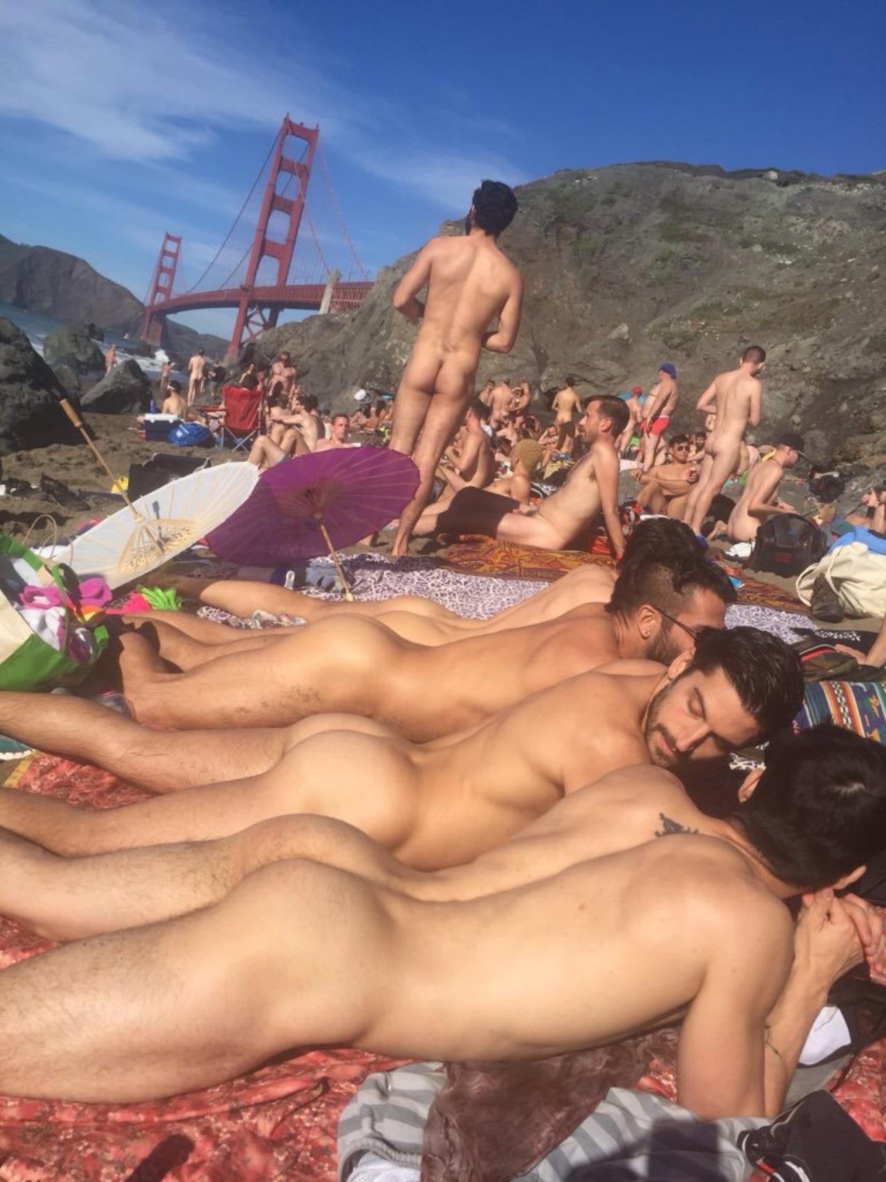 голые парни на гей пляжах фото 48