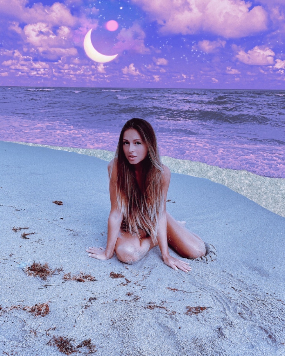 Erotic photos of very high resolution