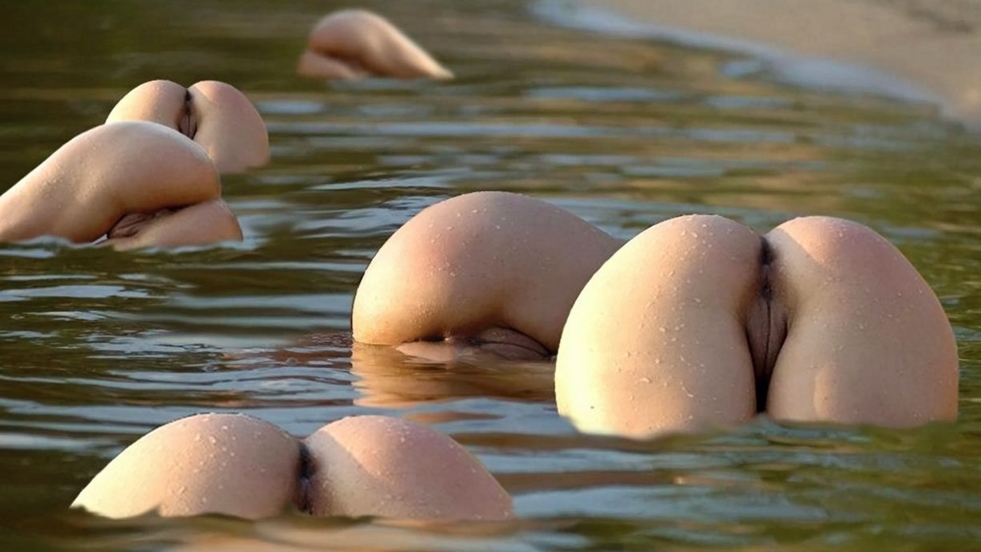 Women's naked ass in water