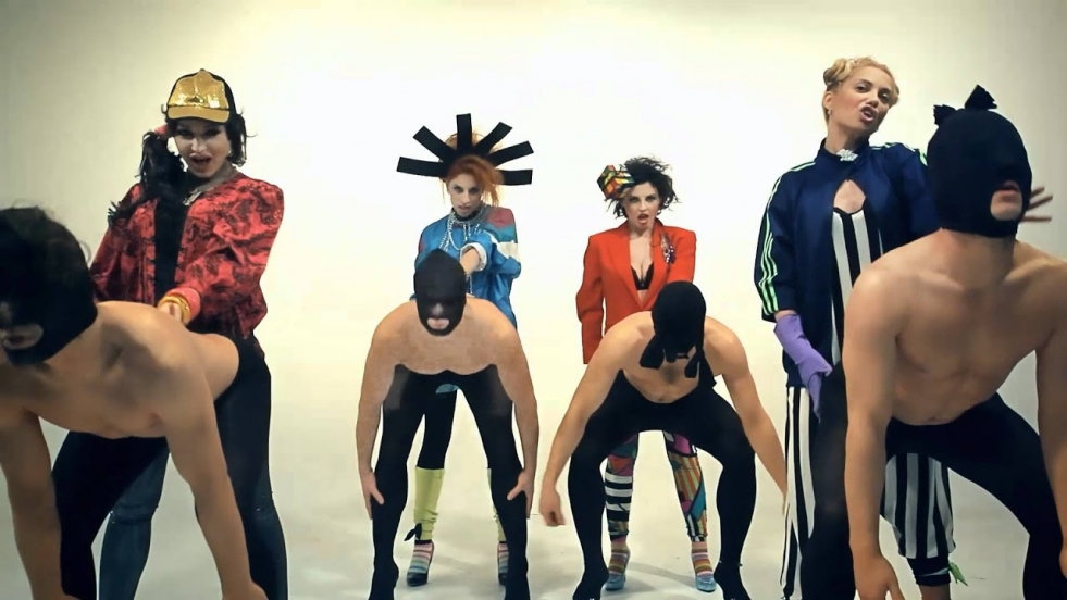 Clip Moldovanin sings in shorts