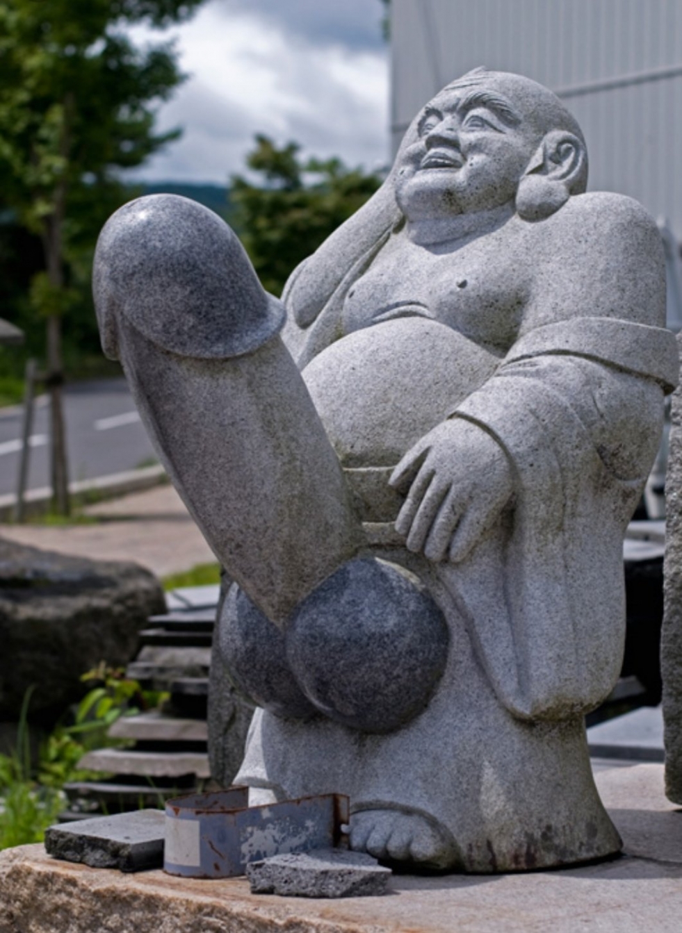 Monument to the member