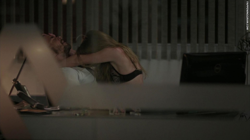 Britt Robertson breasts