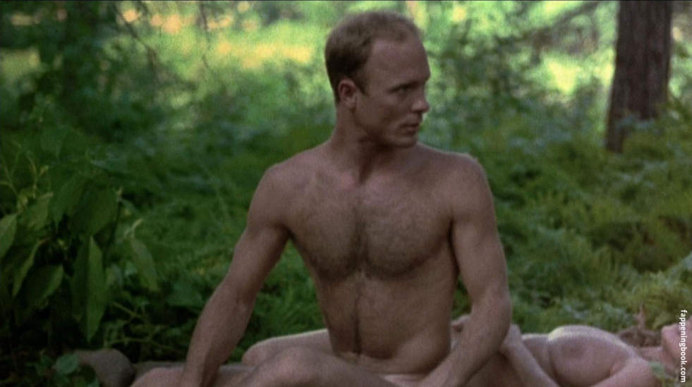 Naked member Thomas Jane