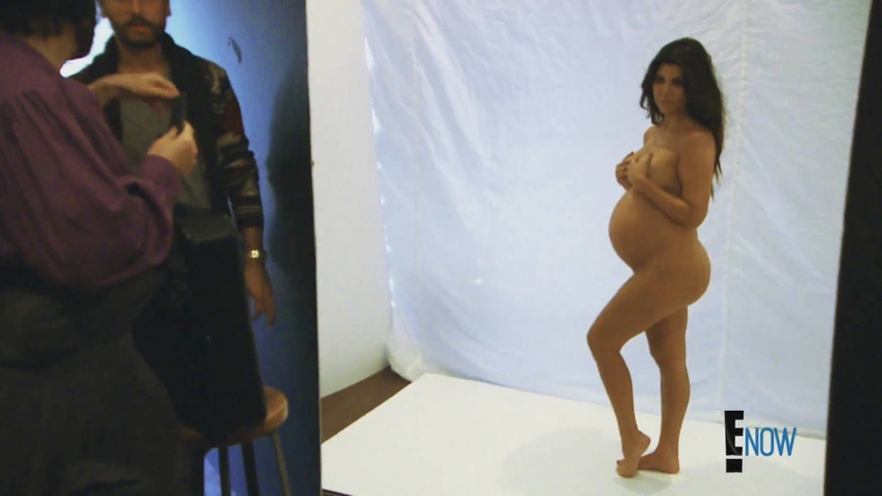 Courtney Kardashian showed ass