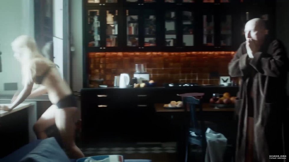 Kira Kaufman bed naked