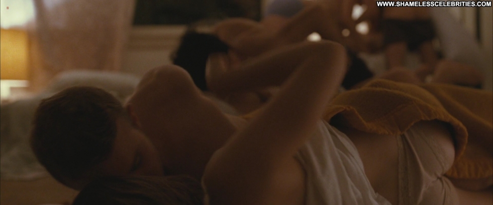 Elizabeth Olsen naked chest