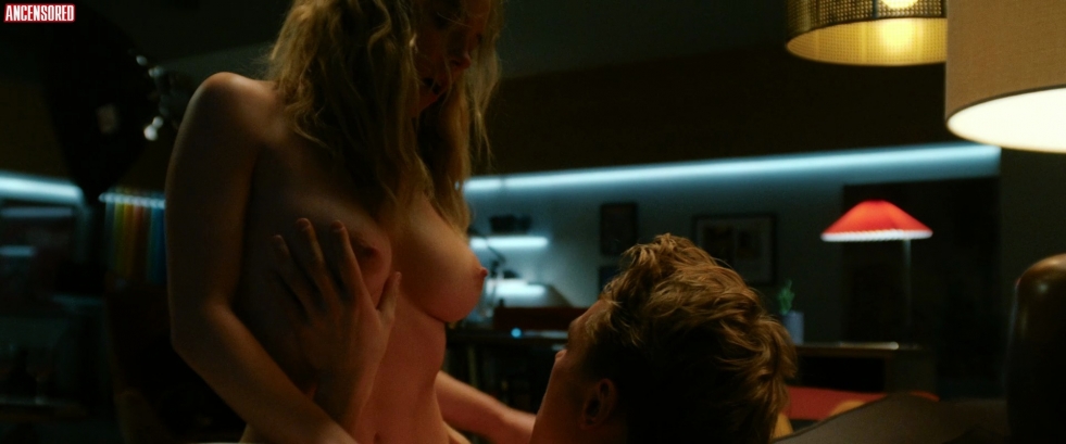 Naked Sydney Suiney and Naked Alexander Daddario