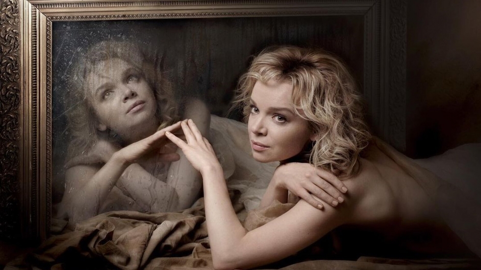 Naked women with flat breasts