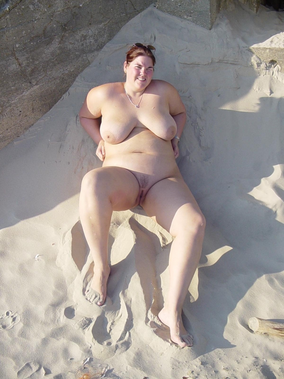 Young fat fat on the beach