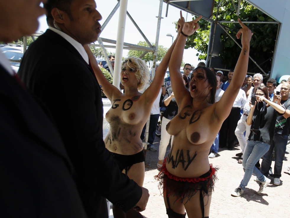 Nadezhda Tolokonnikova photo session in the museum