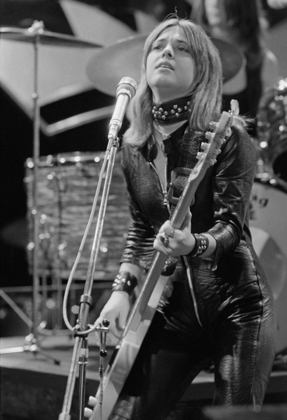 Bare women with a figure of a guitar