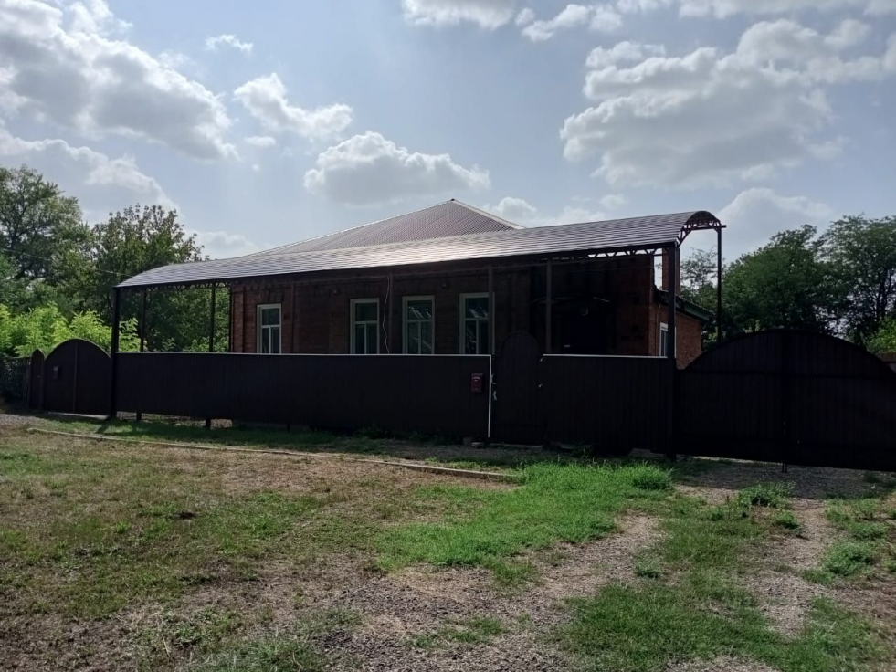 Houses in Novobeisuga Station on Karlov Street