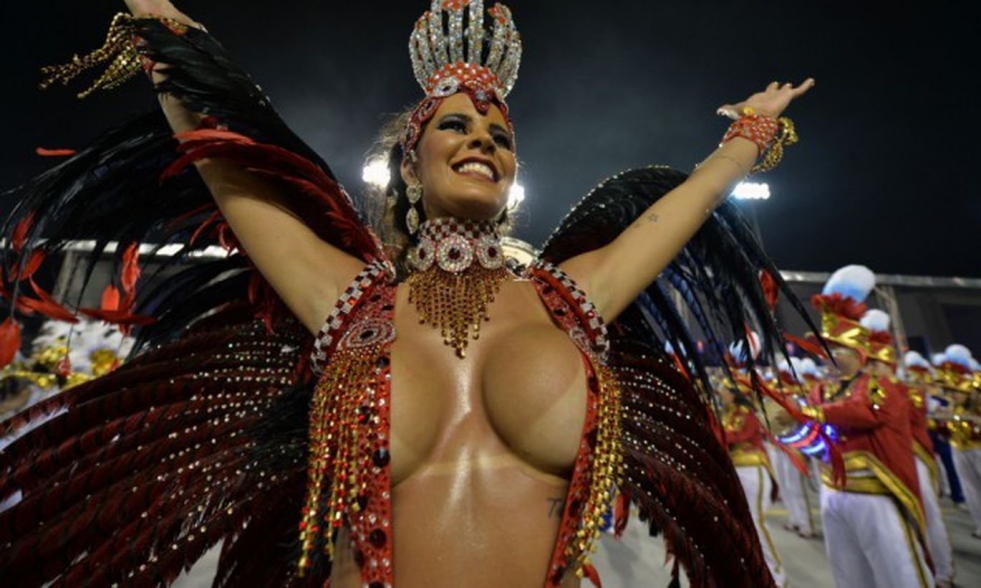Naked photos of Vali Carnival