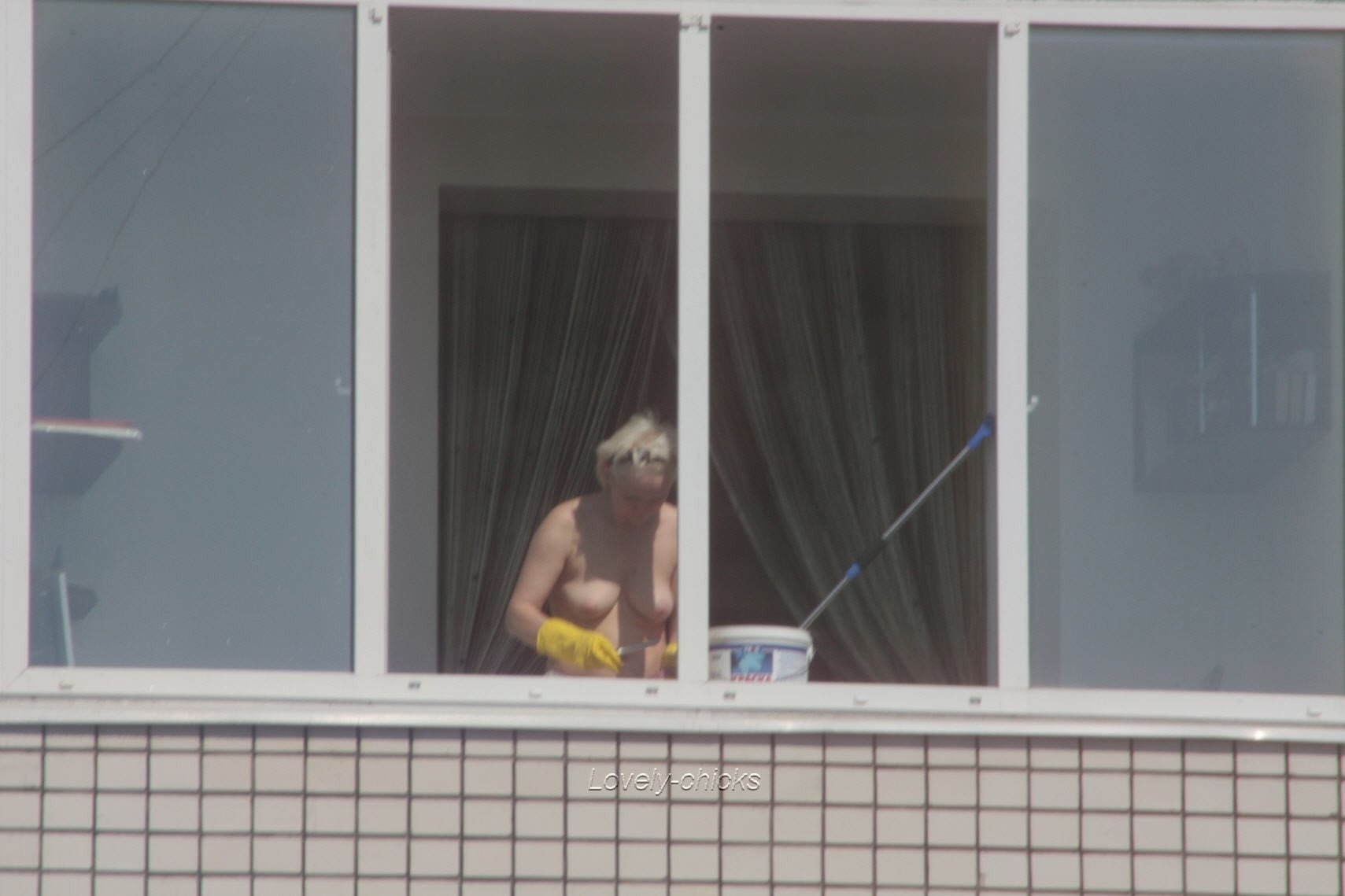 баба смотрит за голым мужиком в окне фото 102
