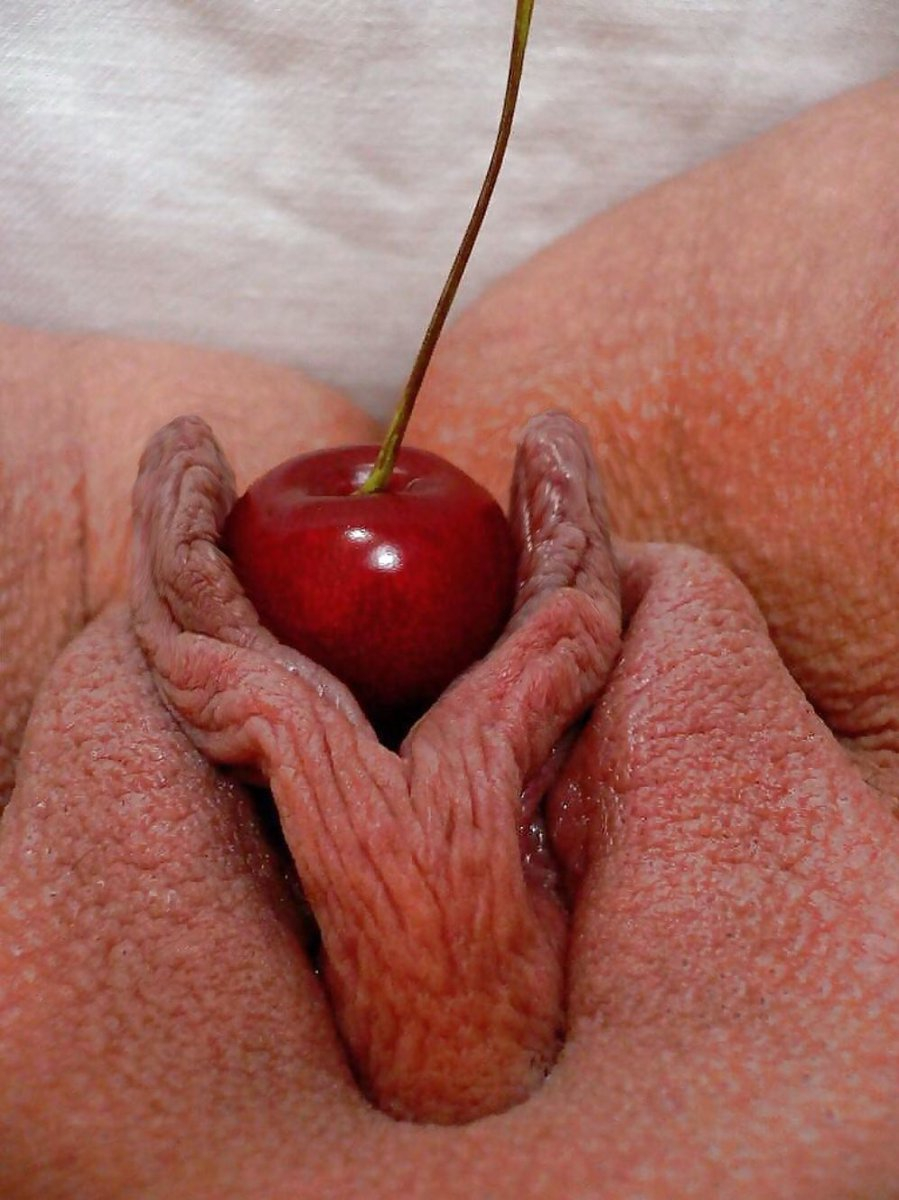 Pussy in cream with strawberries