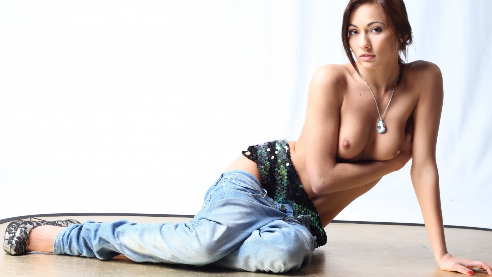 Kimberly Holland in jeans