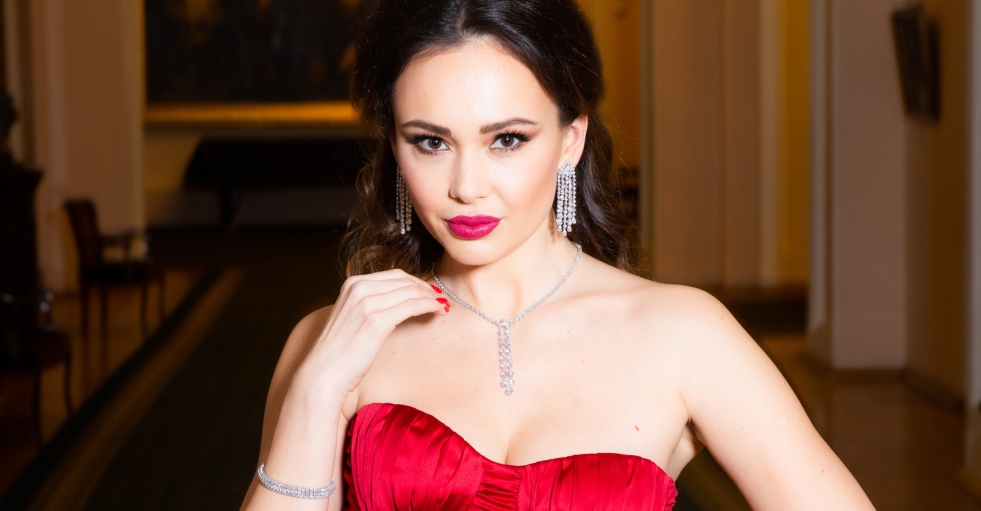 Aida Garifullina Decolte