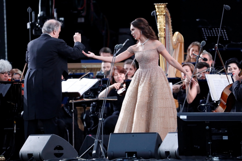 Aida Garifullina and orchestra