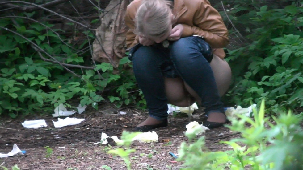 Hidden camera Pissing in the bushes