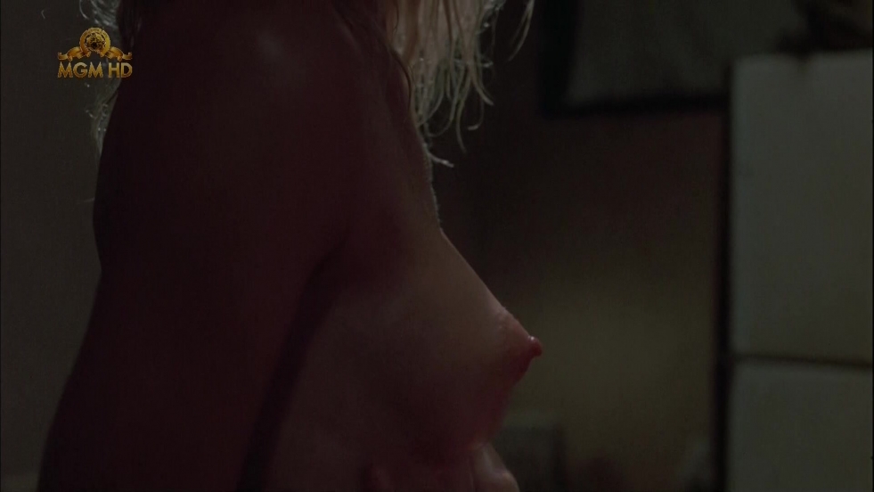 Kelly Summer spread her legs