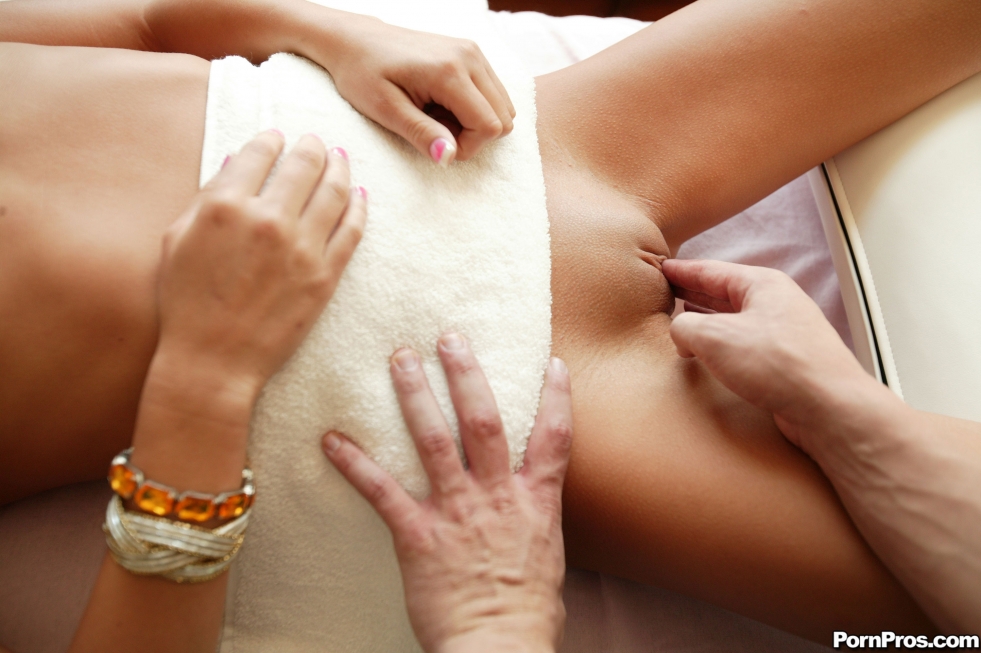 The guy massages the pussy girl