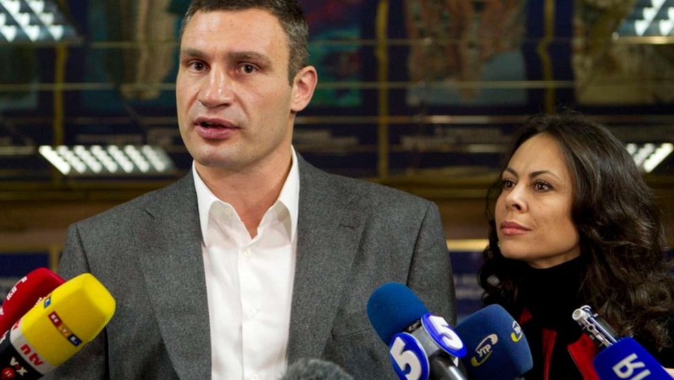 Hyden Pantiery (153 cm) and Vladimir Klitschko