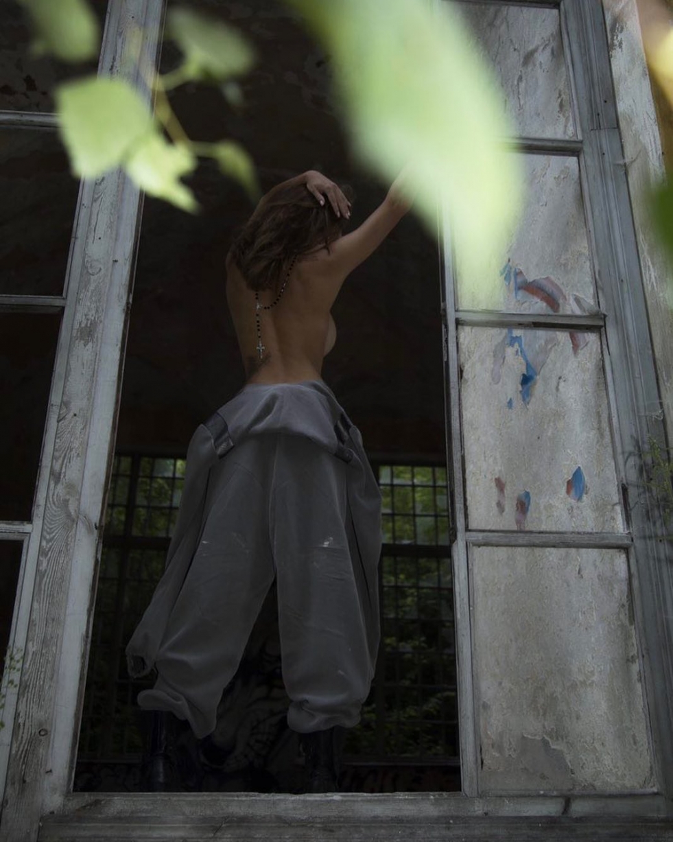 Olya Fey with Negro in Lingerie without panties