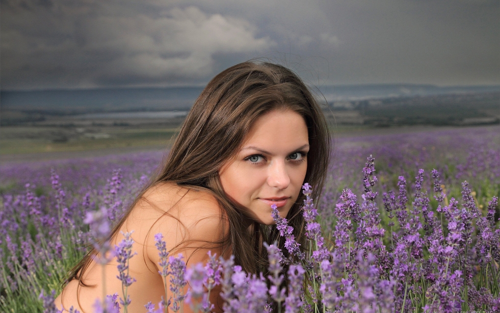 Erotic photo session in the field