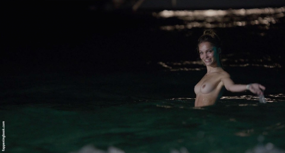 Lola Le Lann awkward moment