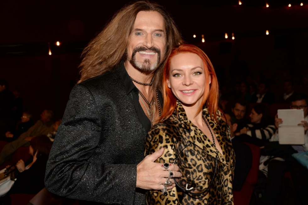 Redhead Michelle H in dark stockings