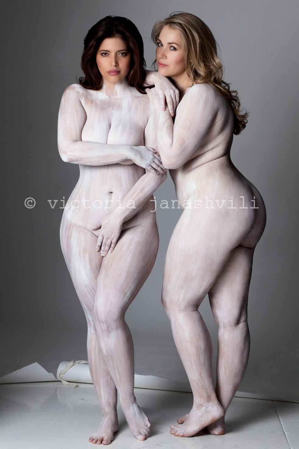 Deniz Bido Model Plus-Size Nu