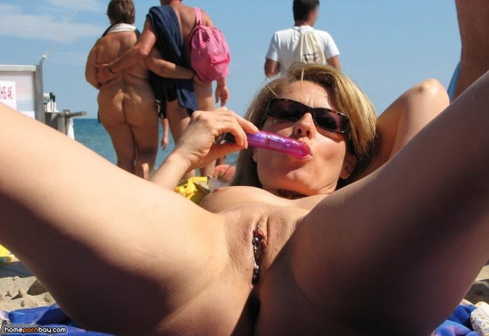 Women sunbathe without panties