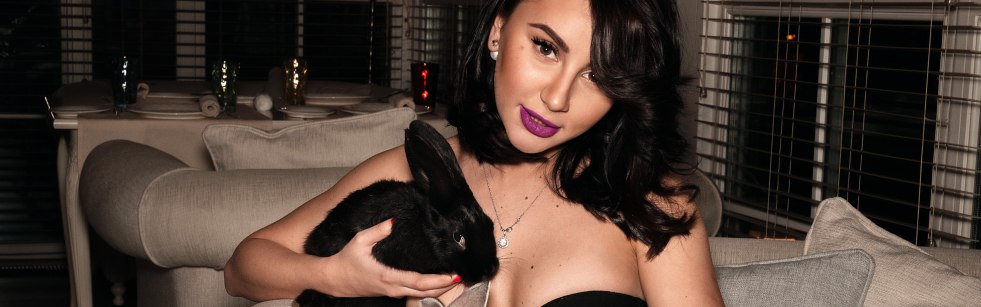 Singer Asti in underwear