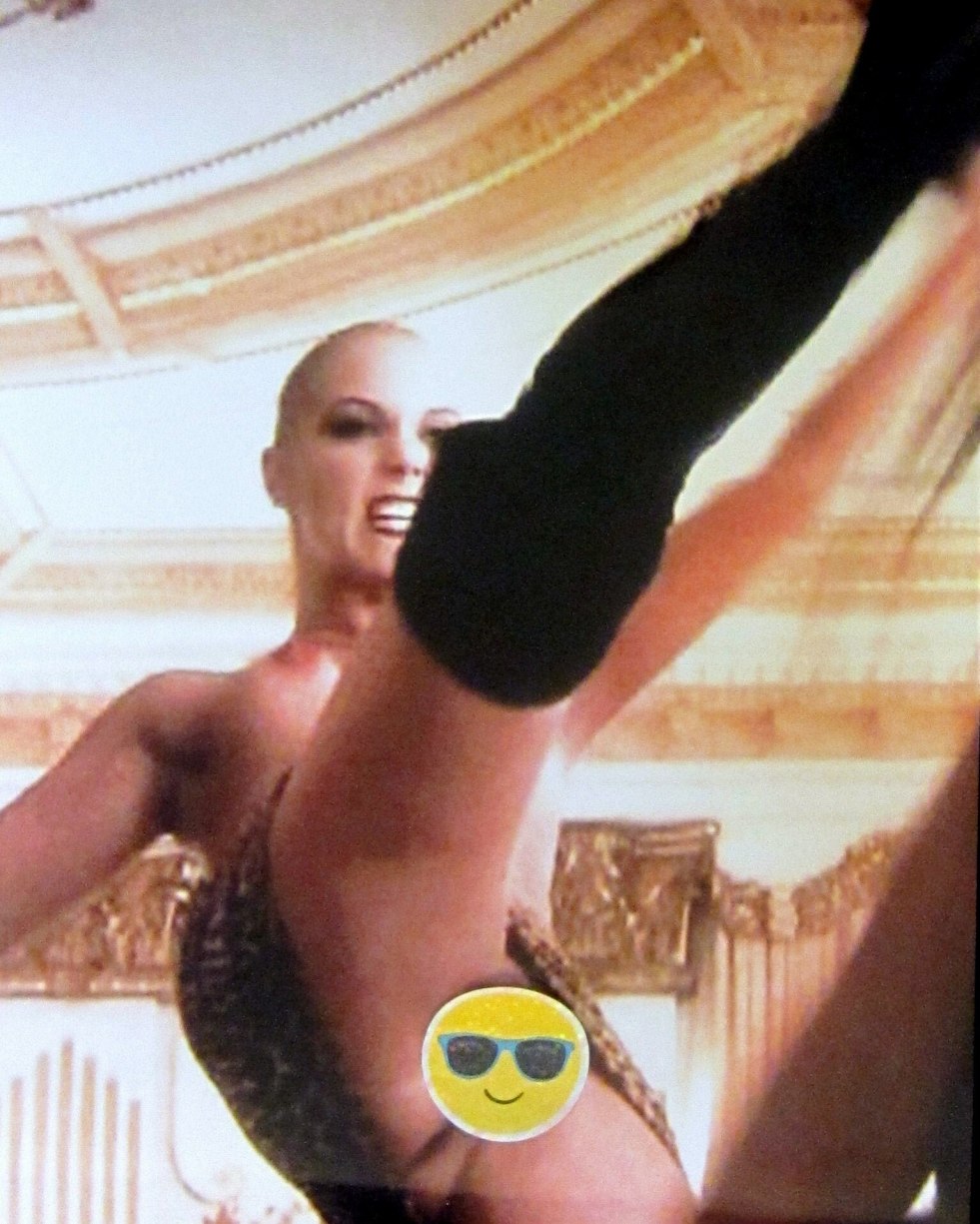 Elizabeth Berkeley Showgelz Striptease