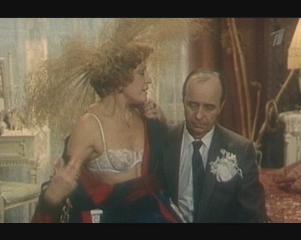 Lyudmila Maksakova in the film on the main street with the orchestra