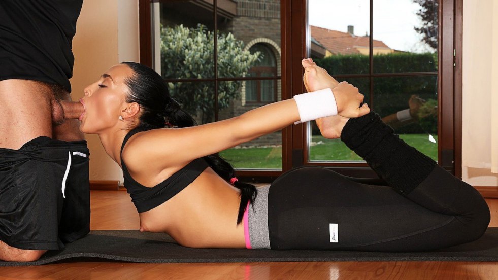 Showed pussy in leggings