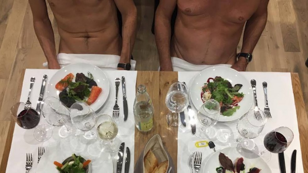 Nudist restaurant / The Nude Restaurant
