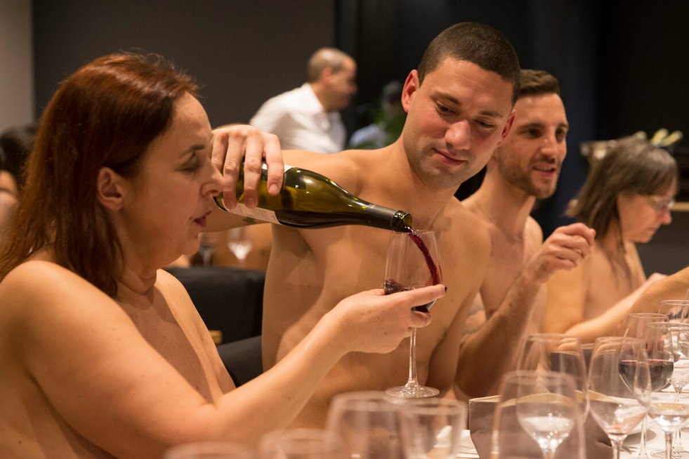 Nudist restaurant in Paris