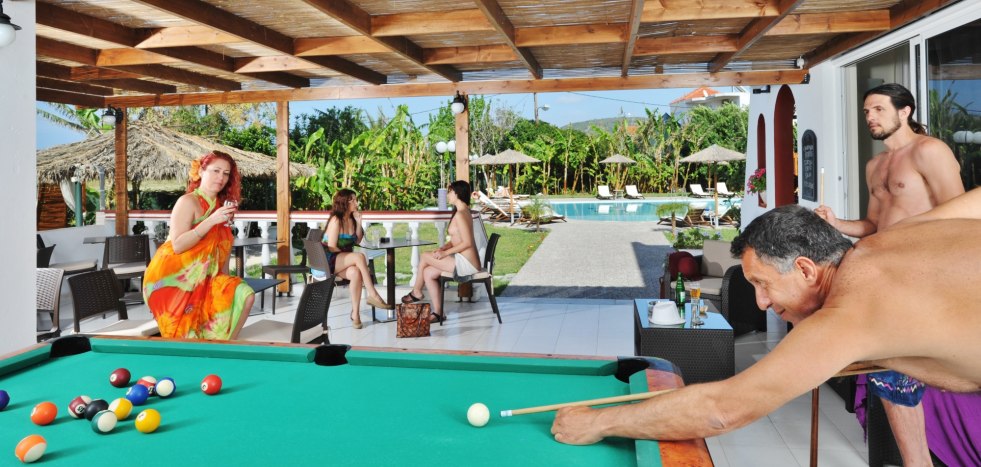 Nudist restaurant in Paris