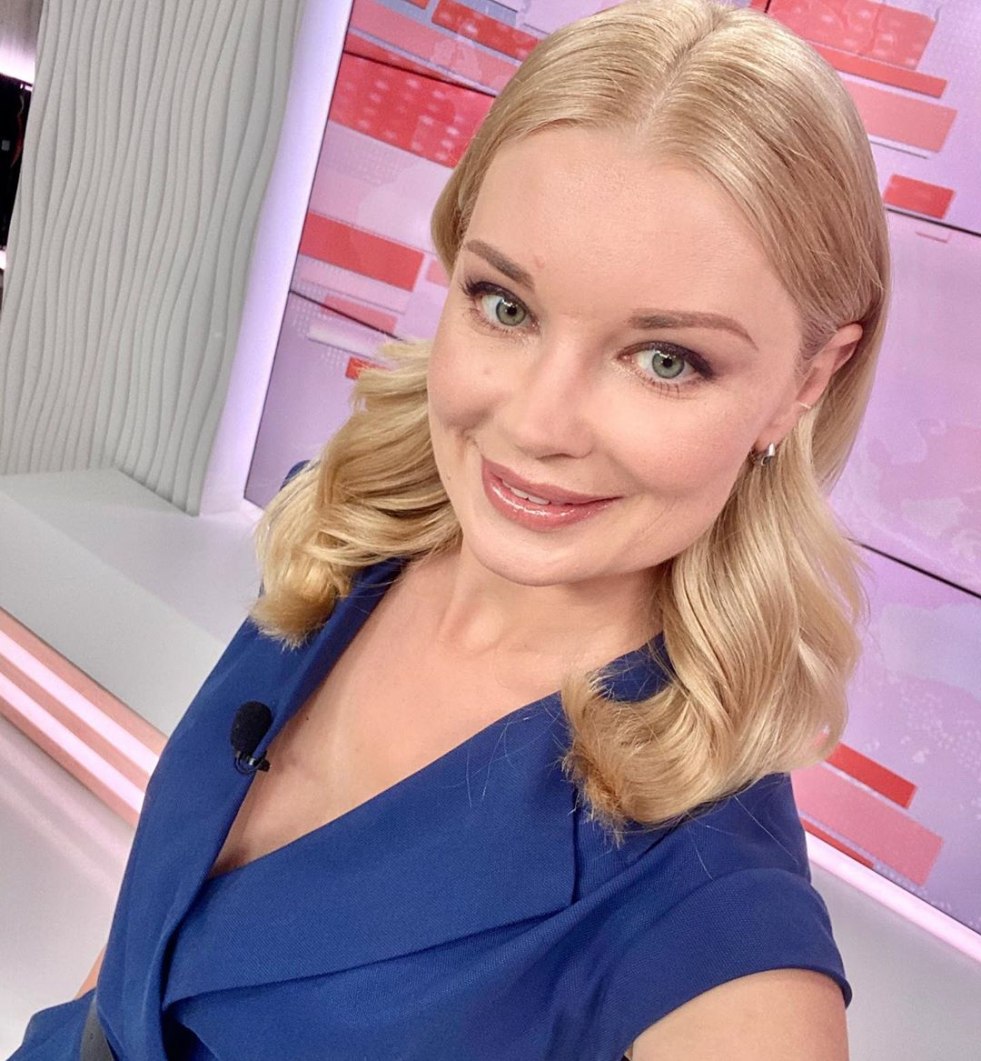 Lydia naked in nature