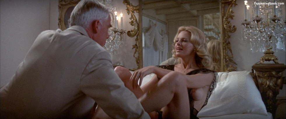 Valeria showed pussy