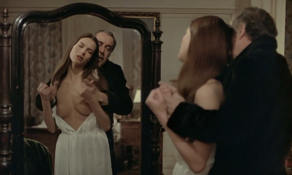 Carole Bouquet topless