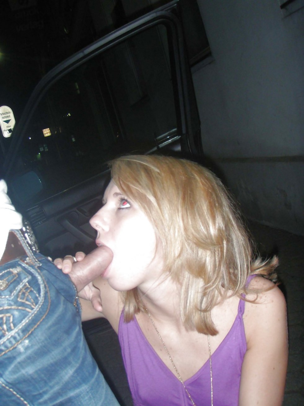 The girl sucked on the street