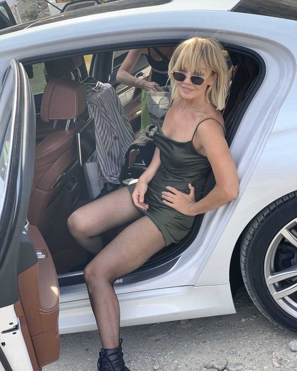 Singer Valeria Short Skirt 2021